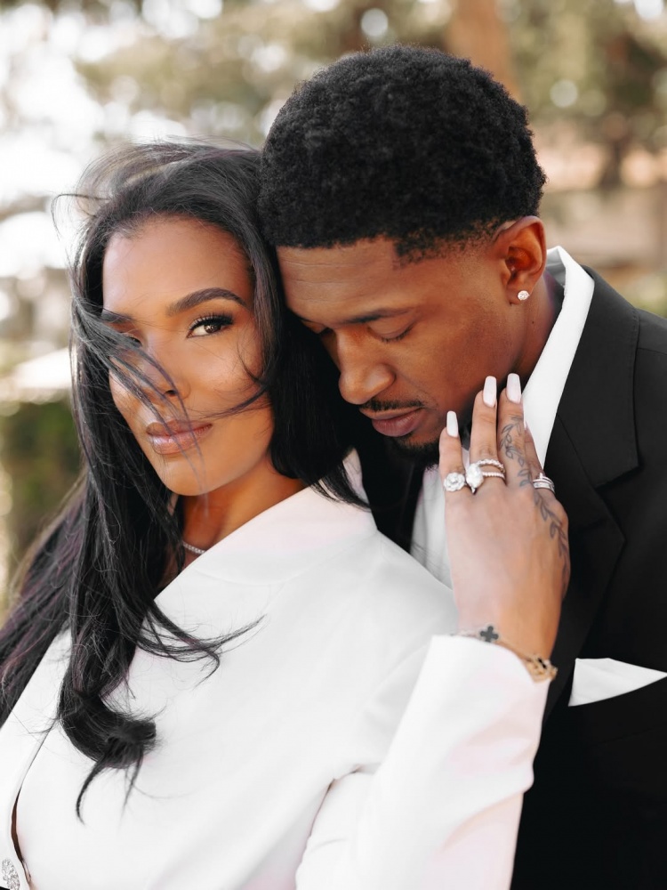 爱游戏官网-比尔夫妇社交媒体发布甜蜜写真：十载相守，爱意如初